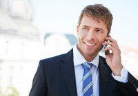 GeschÃ¤ftsmann telefoniert mit Smartphone