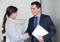 Mann und Frau machen Handschlag