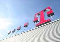 Telekom-Logo-Dach-schraeger-Blickwinkel